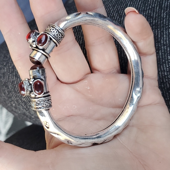 New Mozambique Garnet Silver Cuff Bracelet. - Picture 6 of 7
